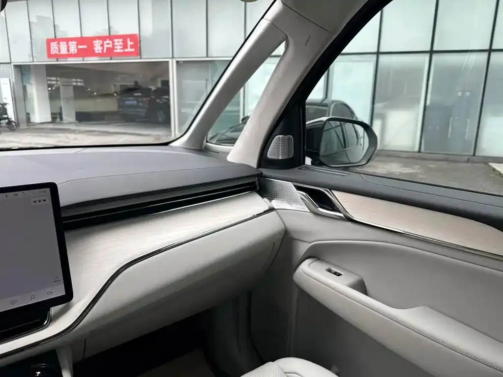 Volvo EM90 2024 из CN, фото 2