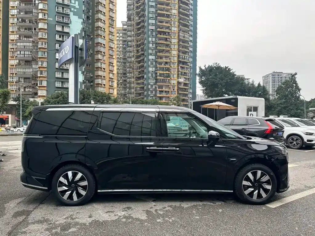 Volvo EM90 2024 из CN, фото 9