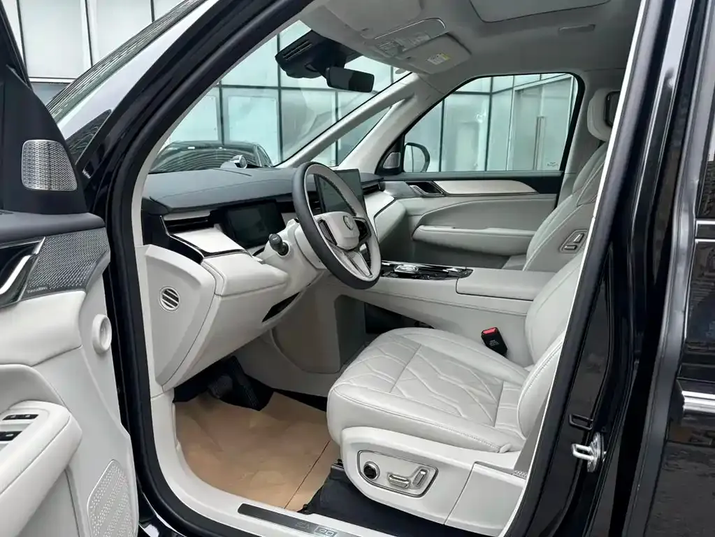 Volvo EM90 2024 из CN, фото 7