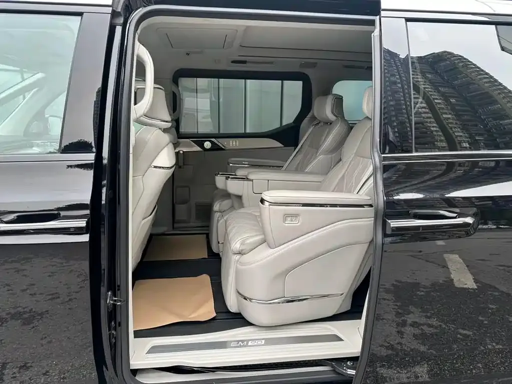 Volvo EM90 2024 из CN, фото 10