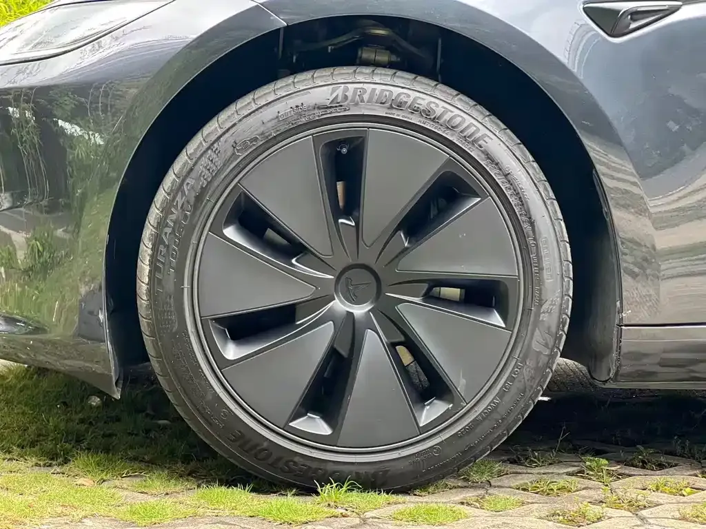 Tesla Model 3 — фото 3