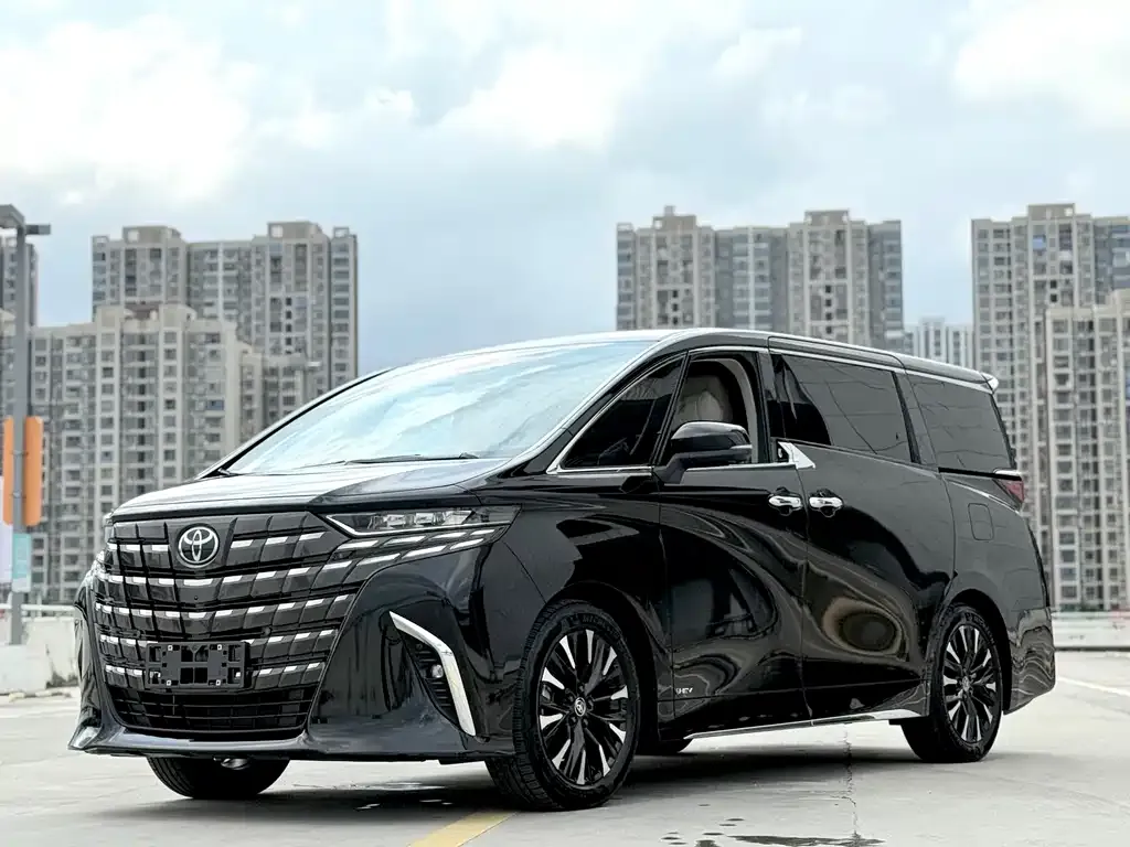 Toyota Alphard — фото 1