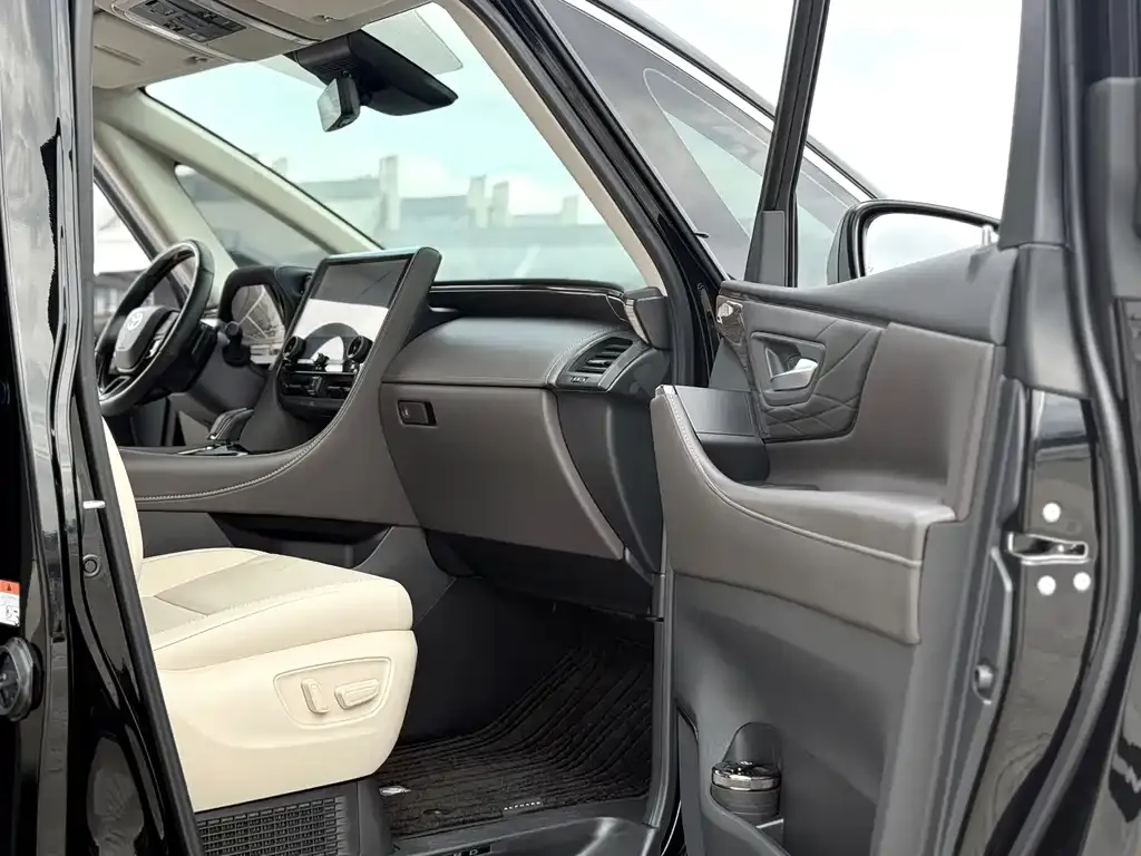 Toyota Alphard — фото 9