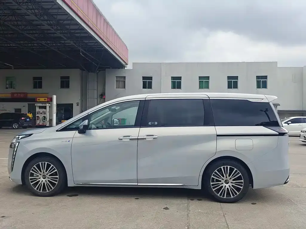 GAC Motor 传祺E8 PHEV — фото 4