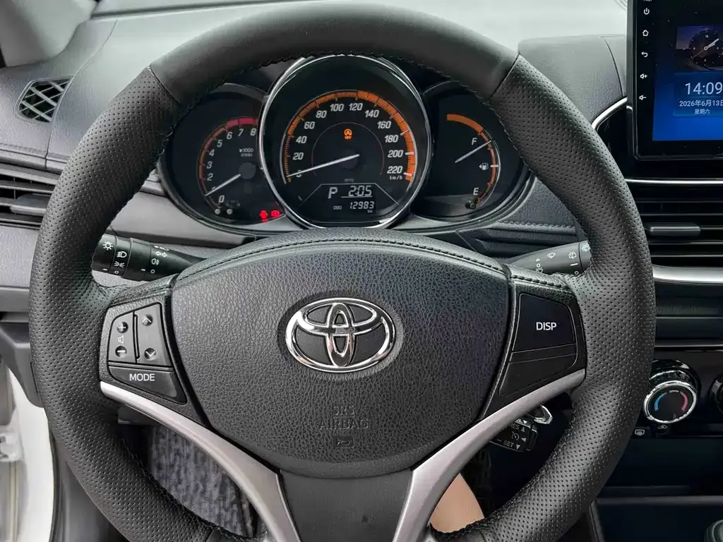 Toyota Yaris L — фото 8