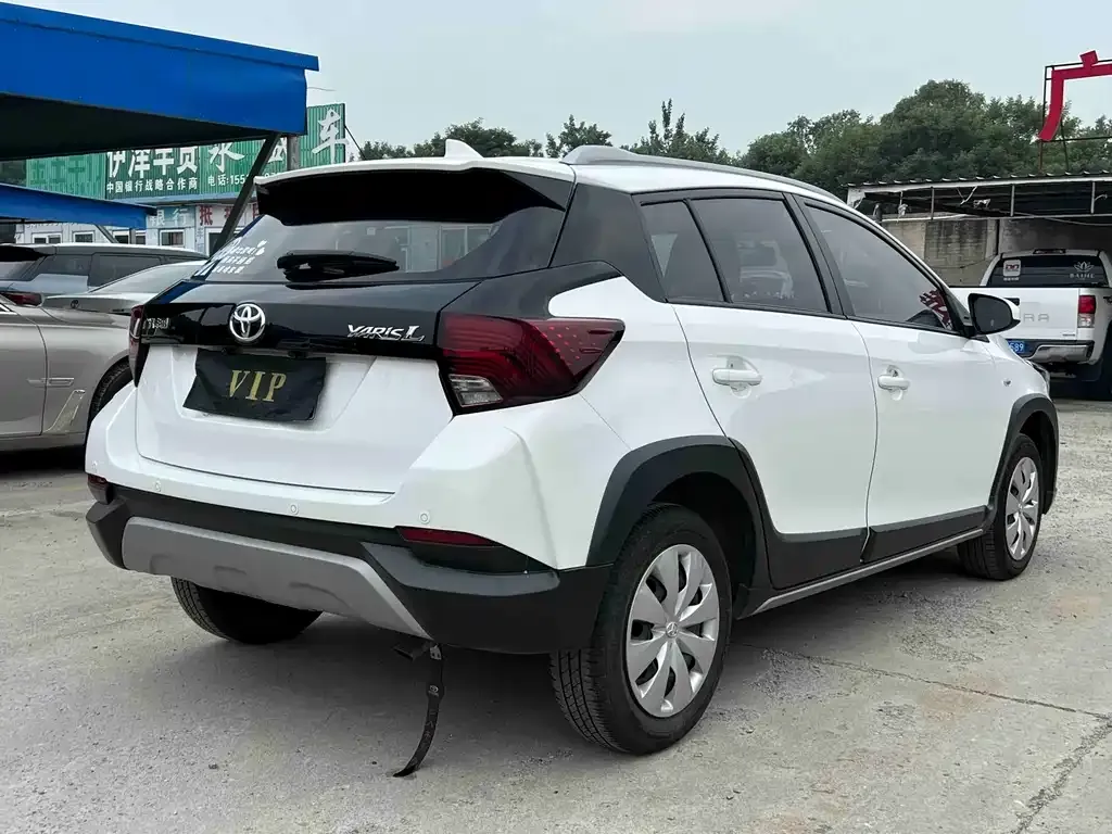 Toyota Yaris L — фото 2