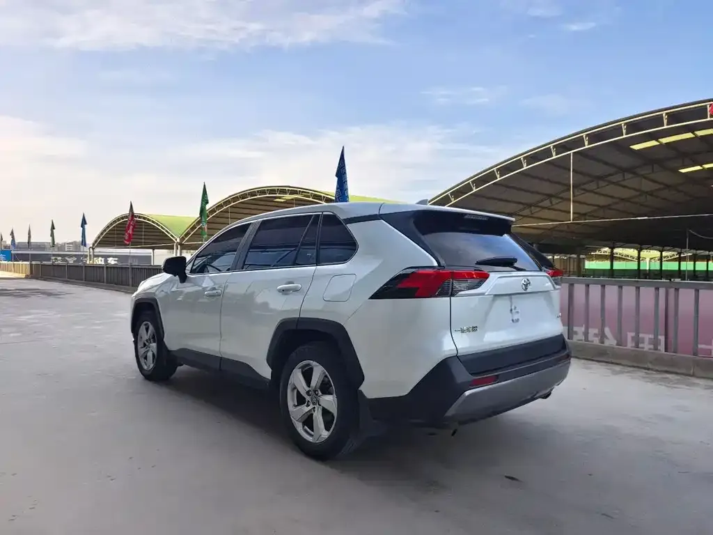 Toyota RAV4 — фото 9
