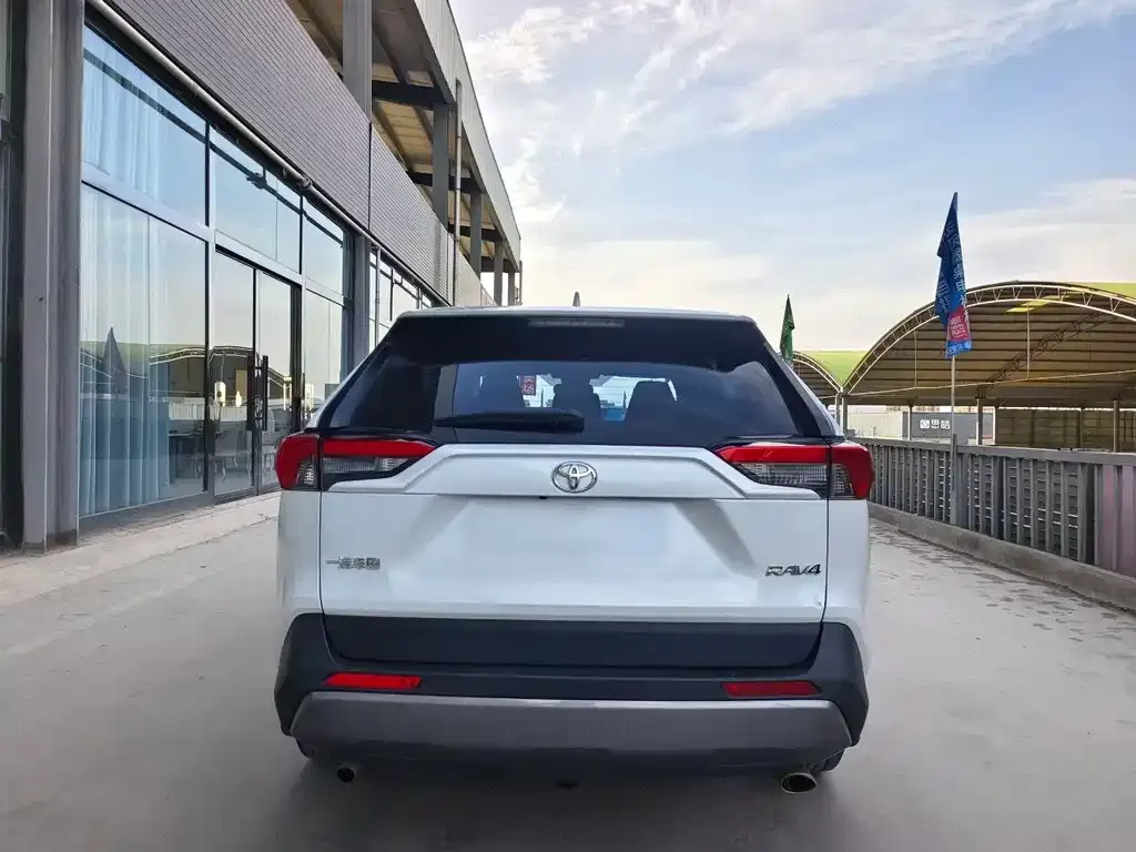 Toyota RAV4 — фото 6