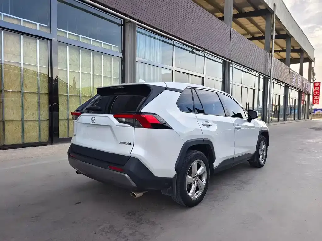 Toyota RAV4 — фото 8
