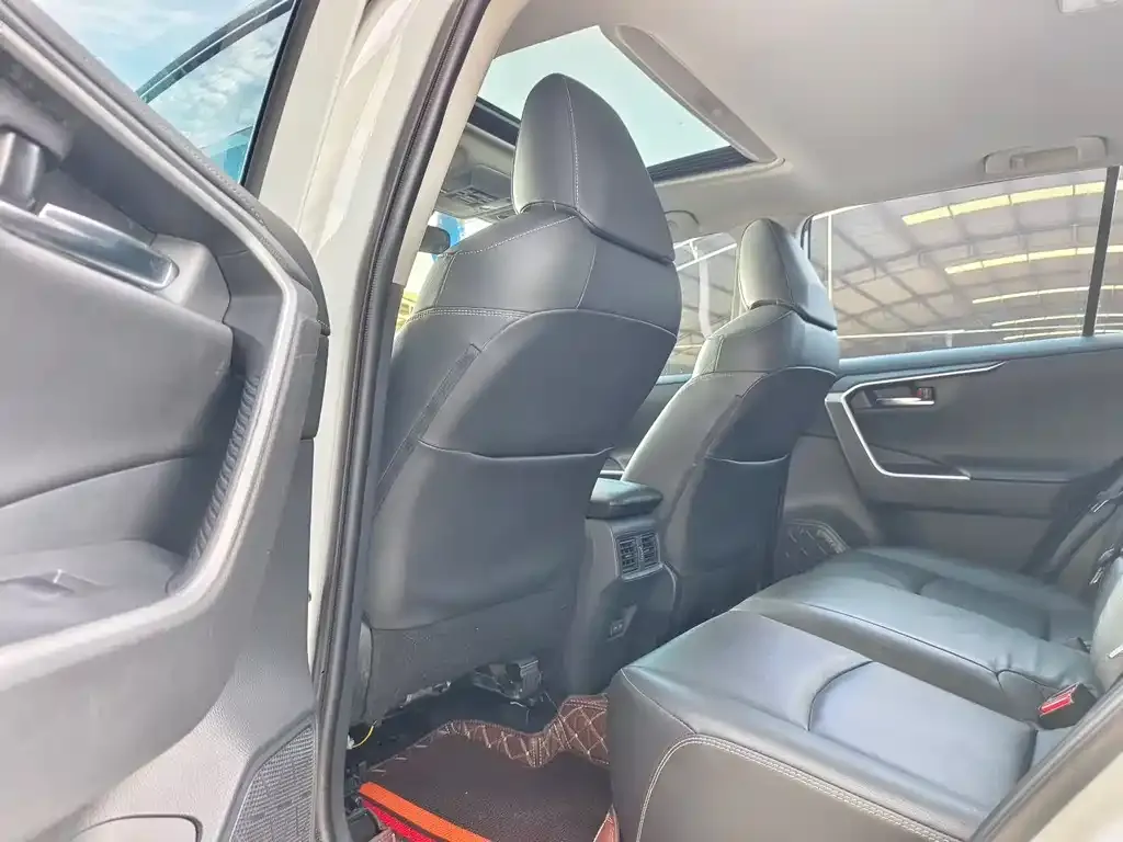 Toyota RAV4 — фото 2