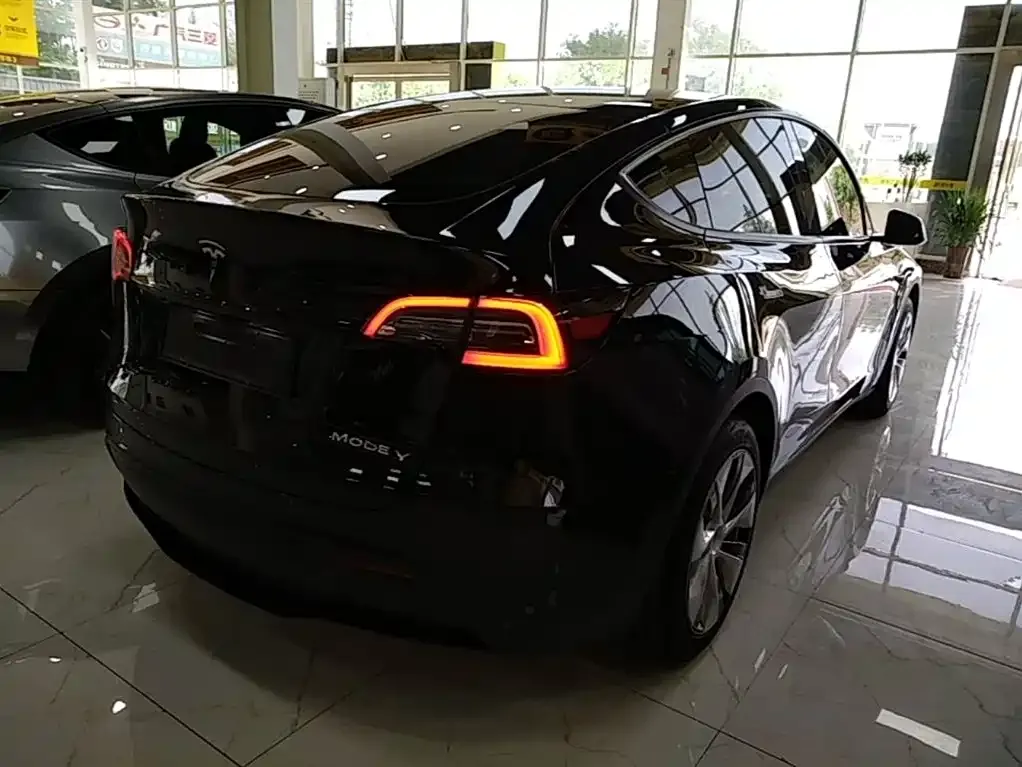 Tesla Model Y — фото 10