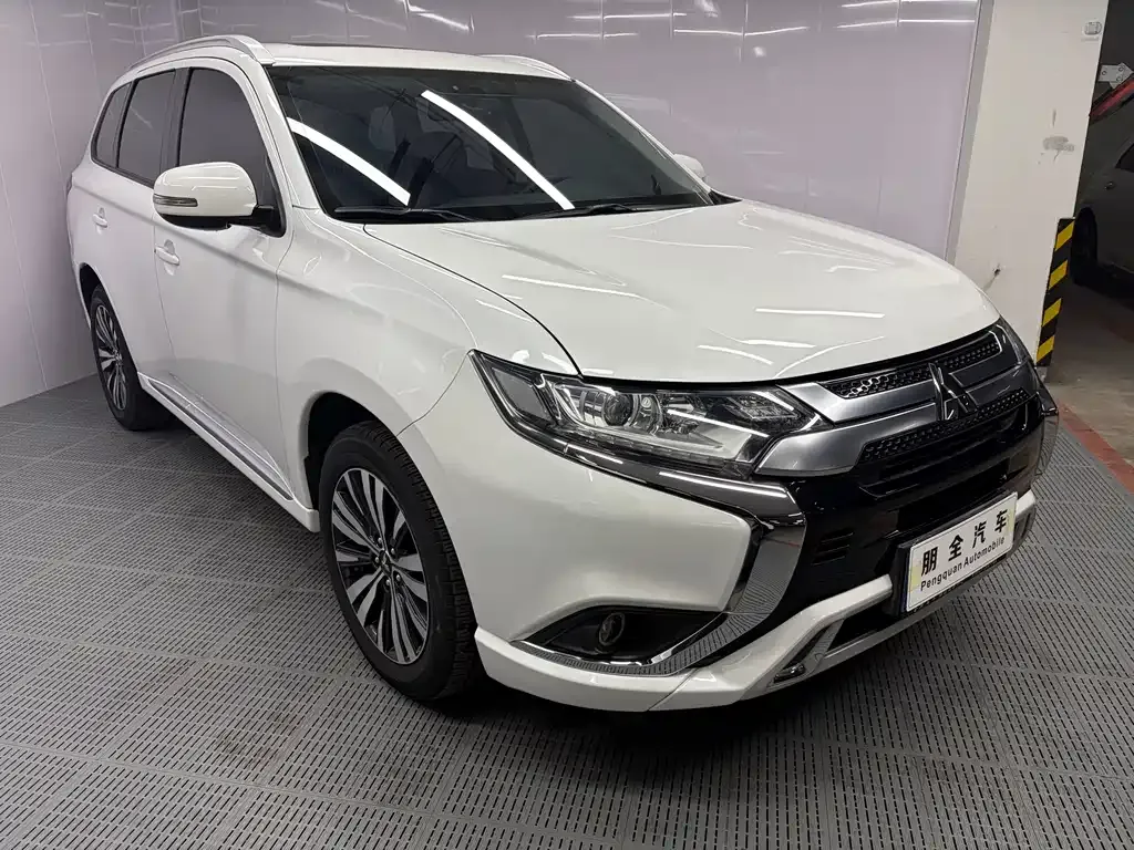 Mitsubishi Outlander — фото 10