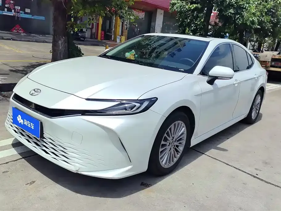 Toyota Camry — фото 1