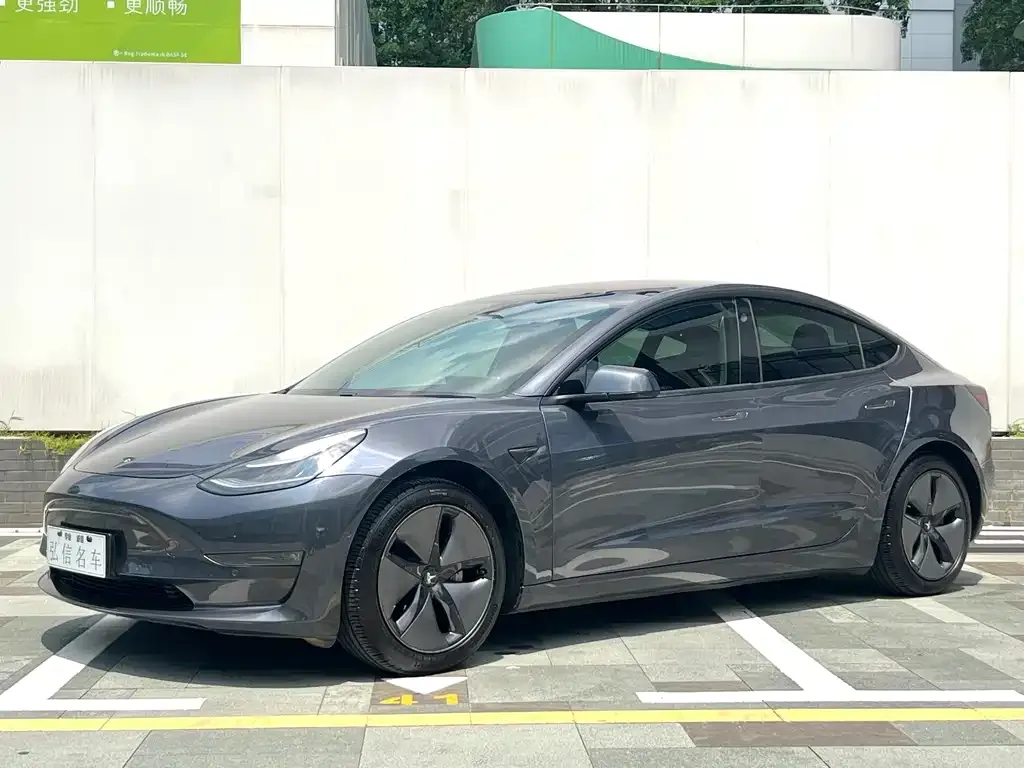 Tesla Model 3 — фото 1