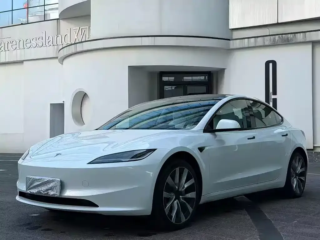 Tesla Model 3 — фото 1