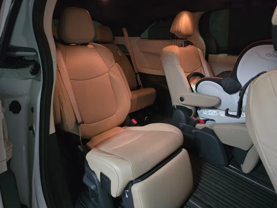 Toyota Sienna — фото 4