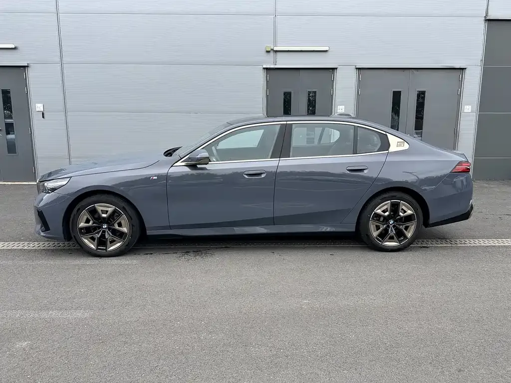 BMW 5 Series 2025 из CN, фото 4