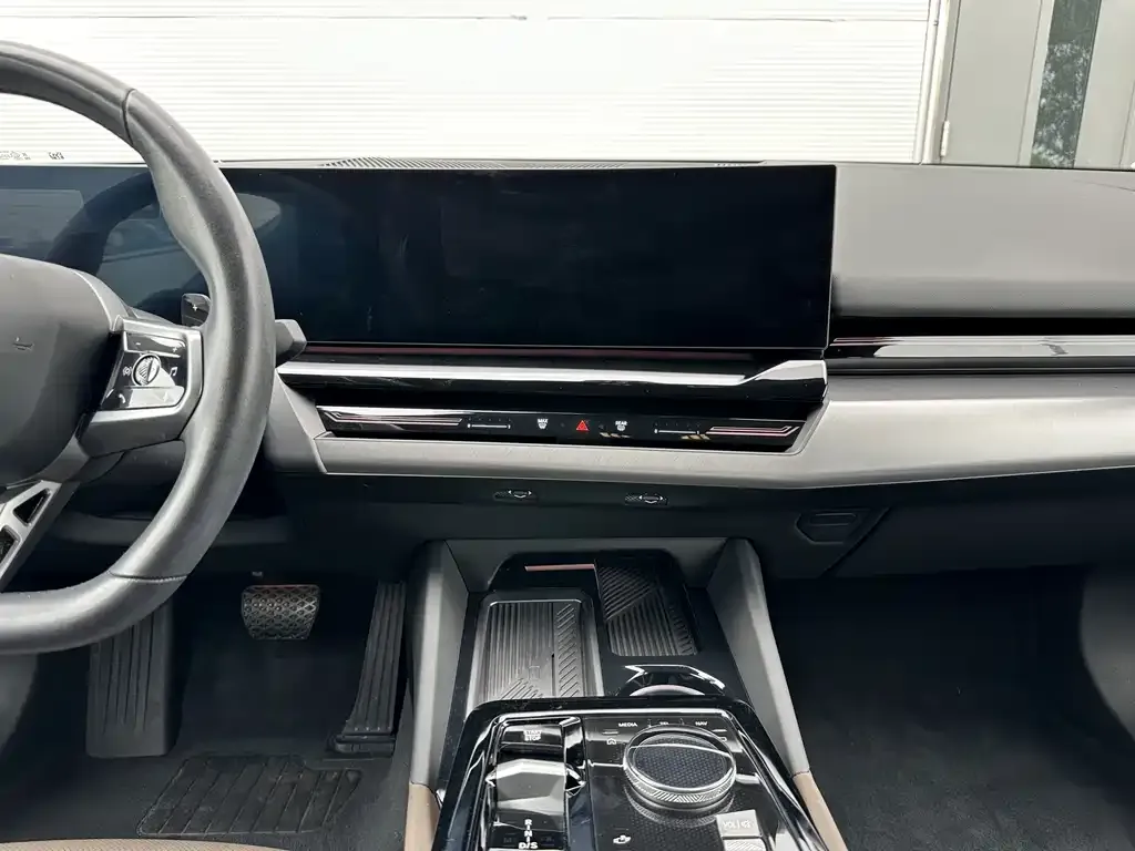 BMW 5 Series 2025 из CN, фото 3