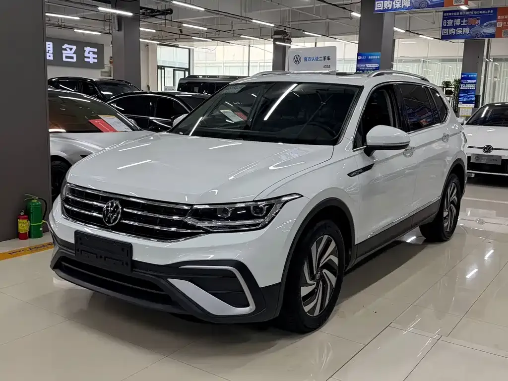 Volkswagen Tiguan L — фото 1