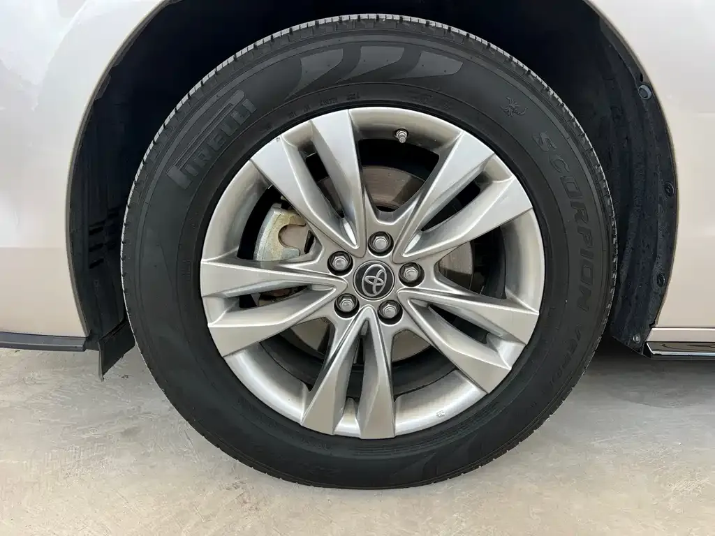 Toyota Sienna — фото 3