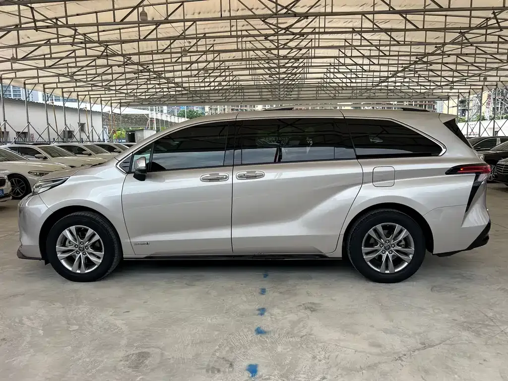 Toyota Sienna — фото 4