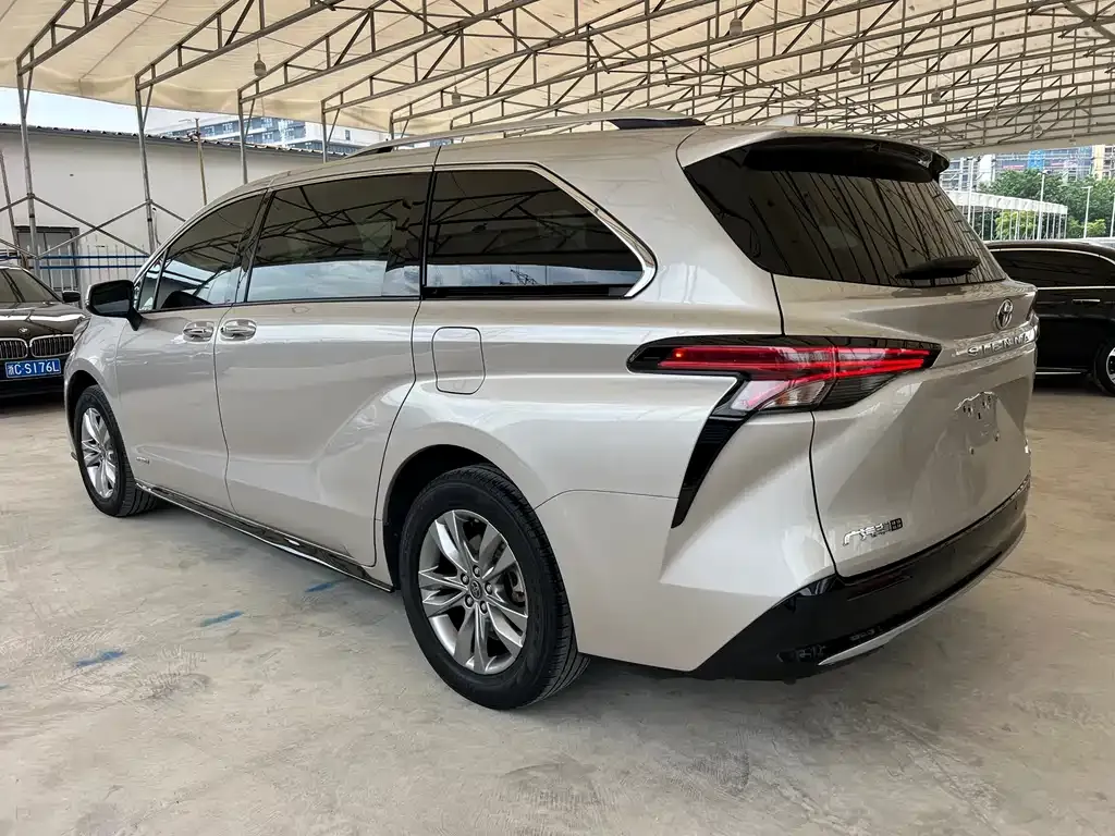 Toyota Sienna — фото 7