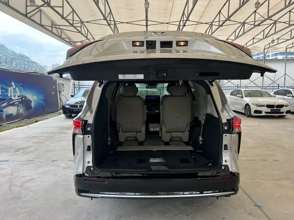 Toyota Sienna — фото 6