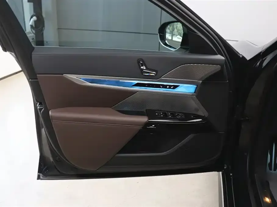 BMW 7 Series 2023 из CN, фото 2