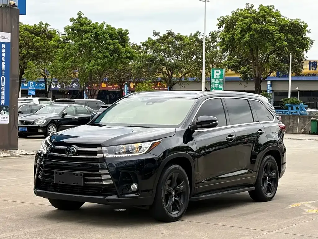 Toyota Highlander — фото 1
