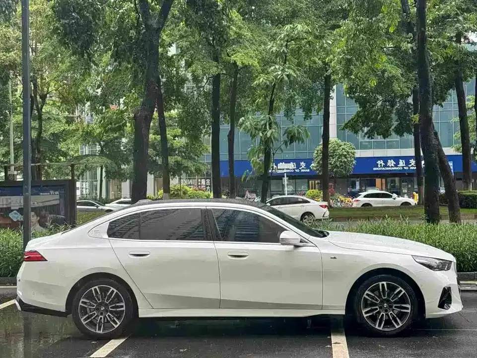 BMW 5 Series — фото 10