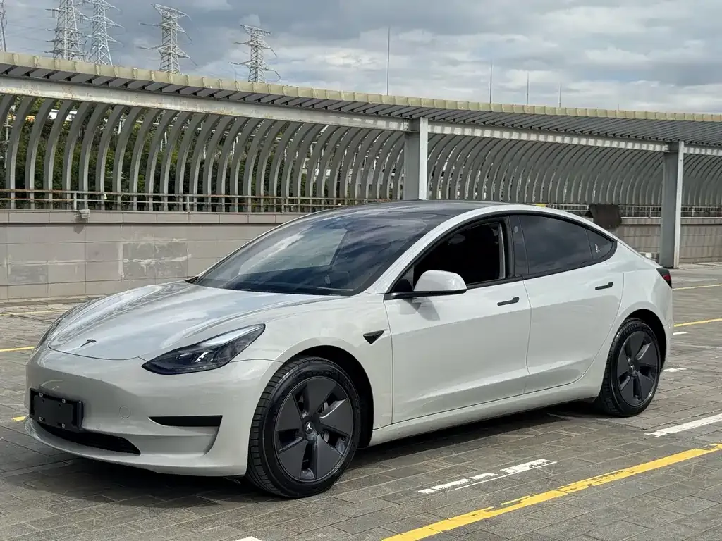 Tesla Model 3 — фото 1