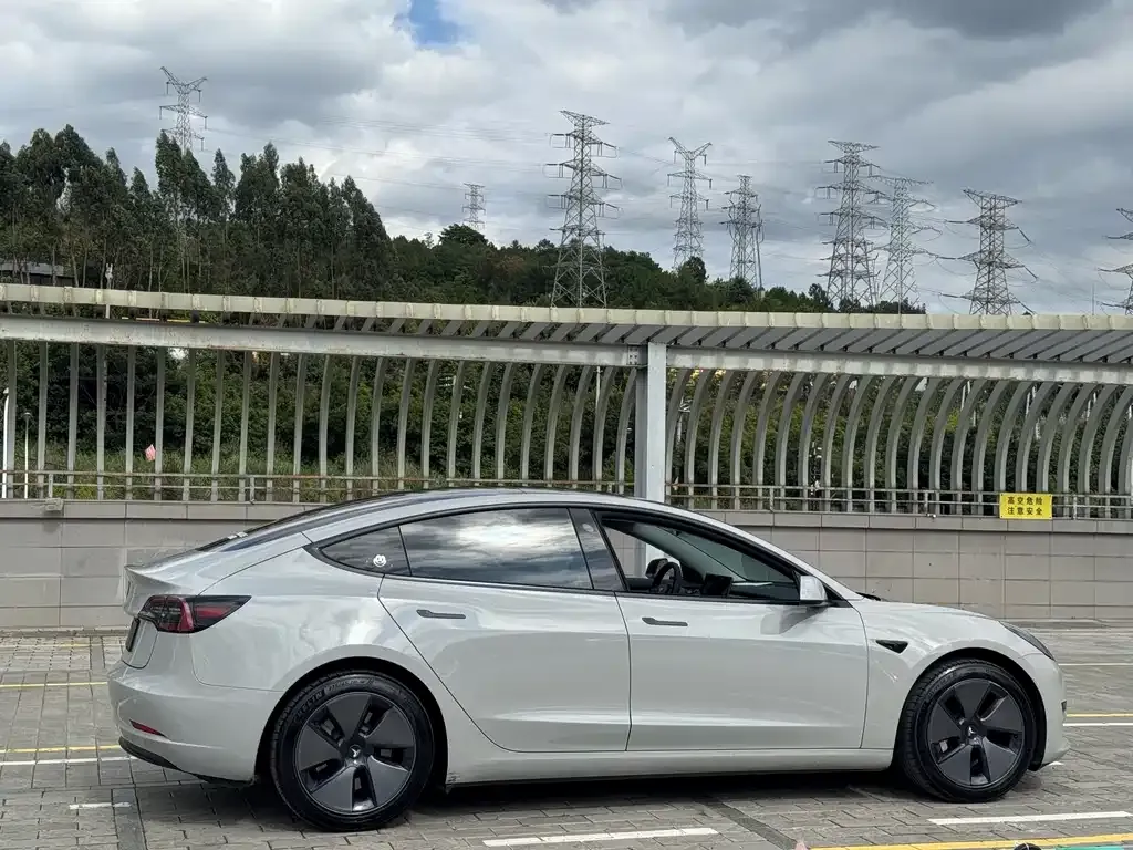 Tesla Model 3 — фото 10