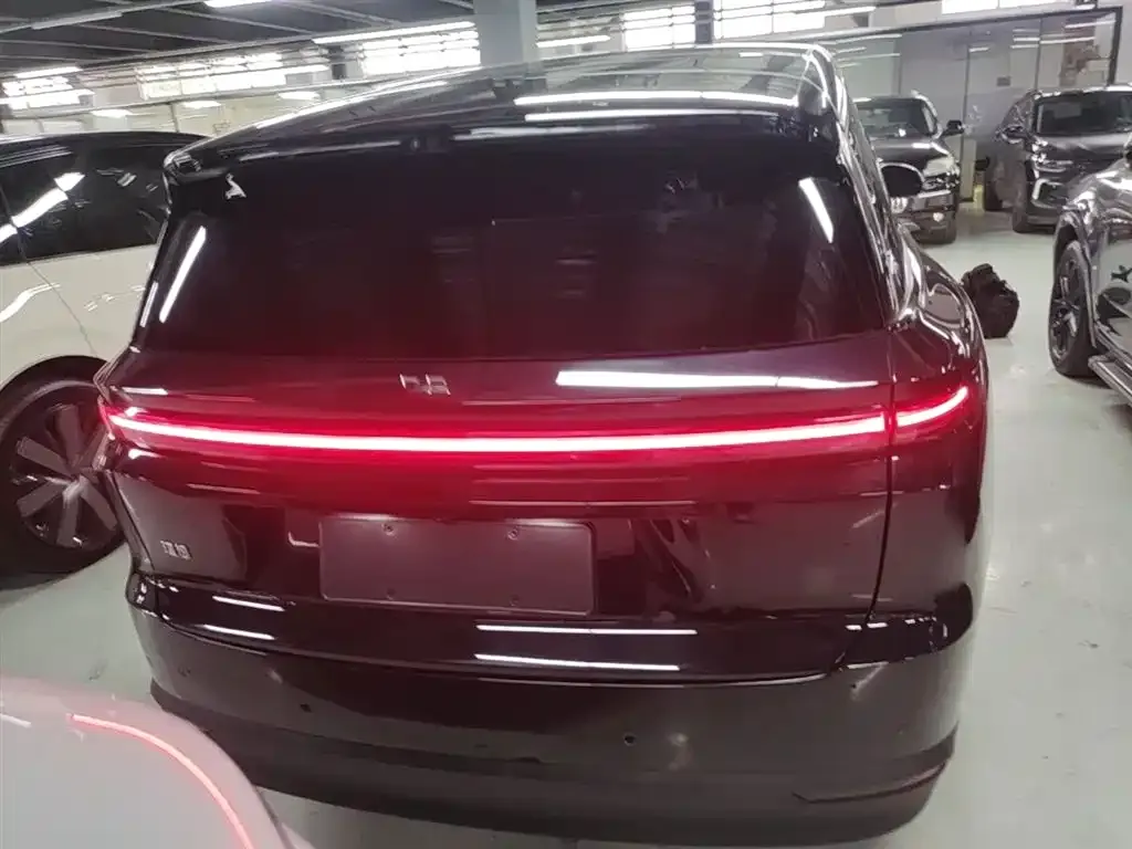Li Auto i8 — фото 10