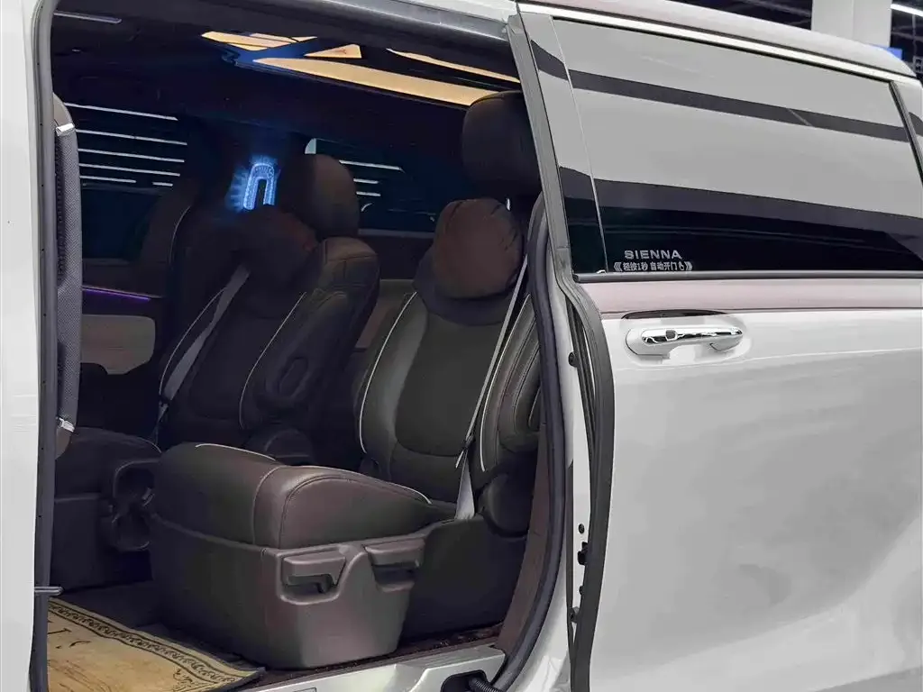 Toyota Sienna — фото 2