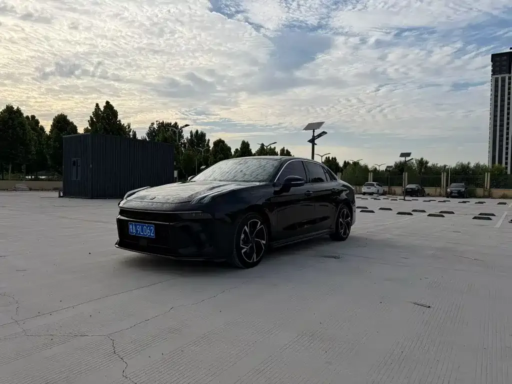 Lynk & Co 03