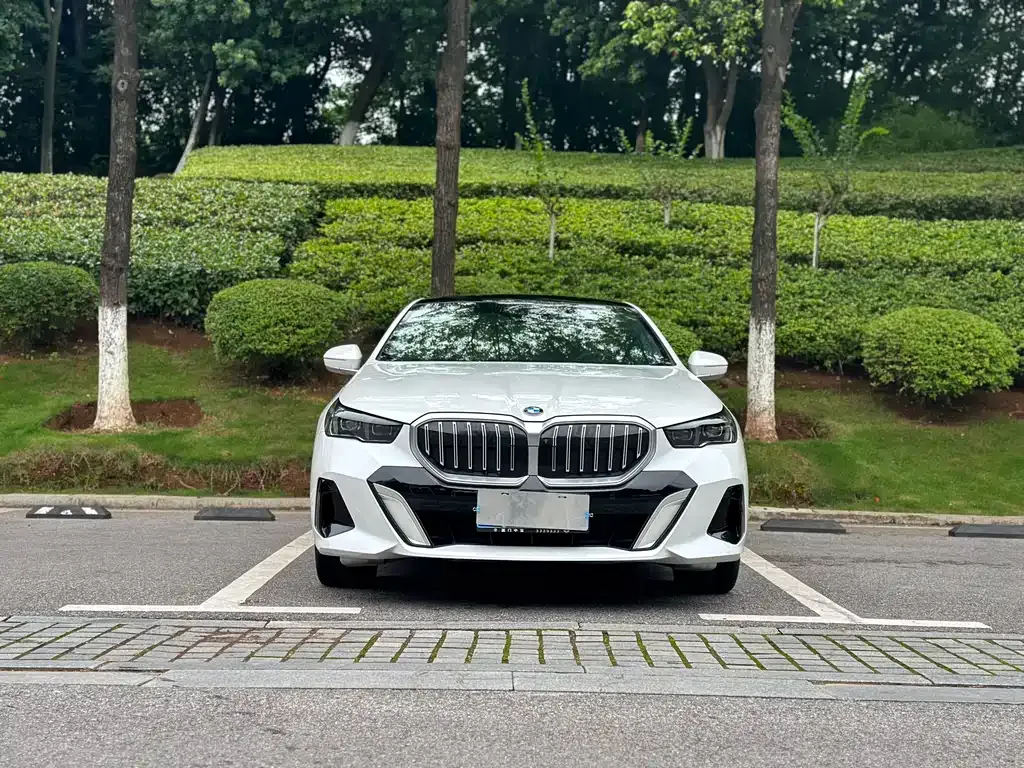 BMW 5 Series — фото 1
