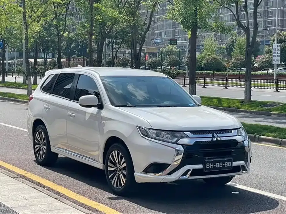 Mitsubishi Outlander — фото 7