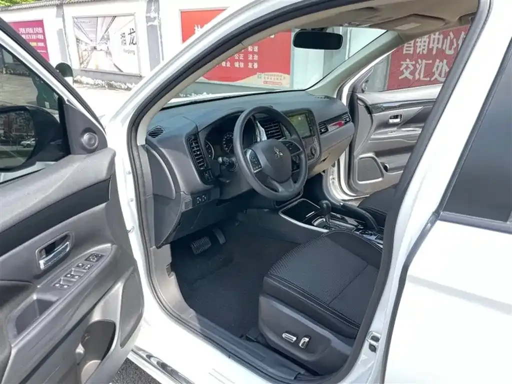 Mitsubishi Outlander — фото 2