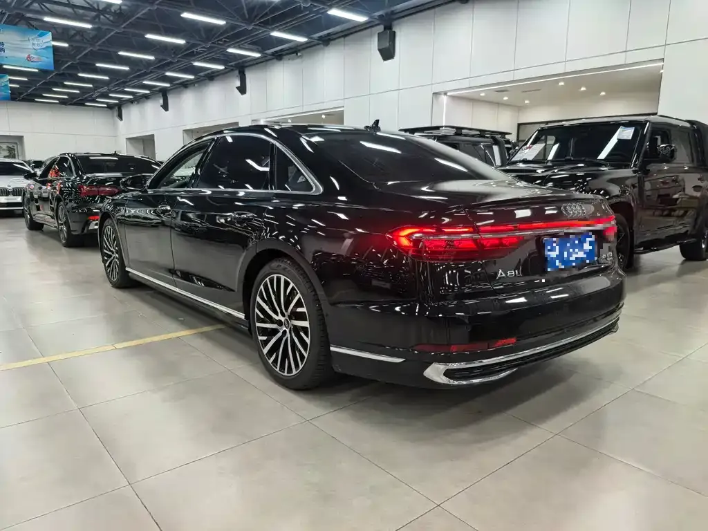 Audi A8 — фото 5