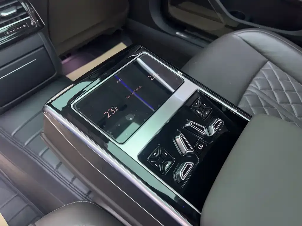 Audi A8 — фото 2
