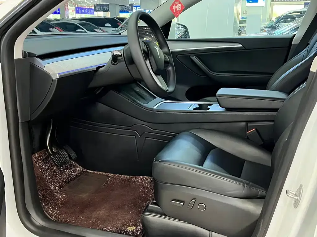 Tesla Model Y — фото 9