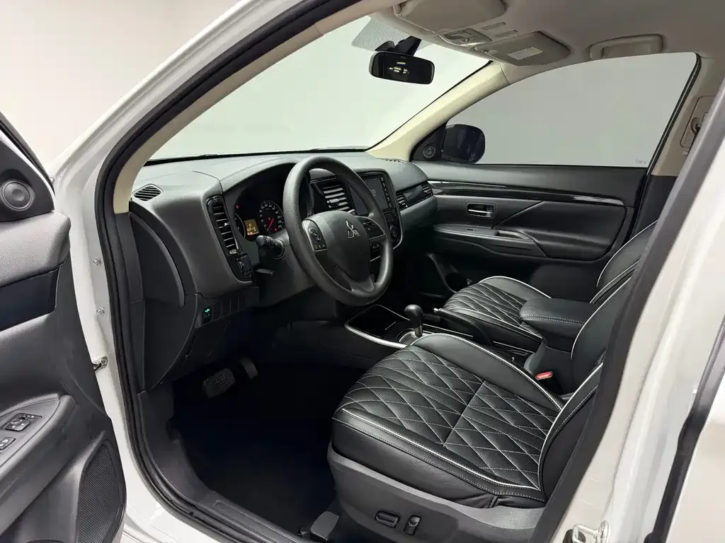 Mitsubishi Outlander 2023 из CN, фото 10