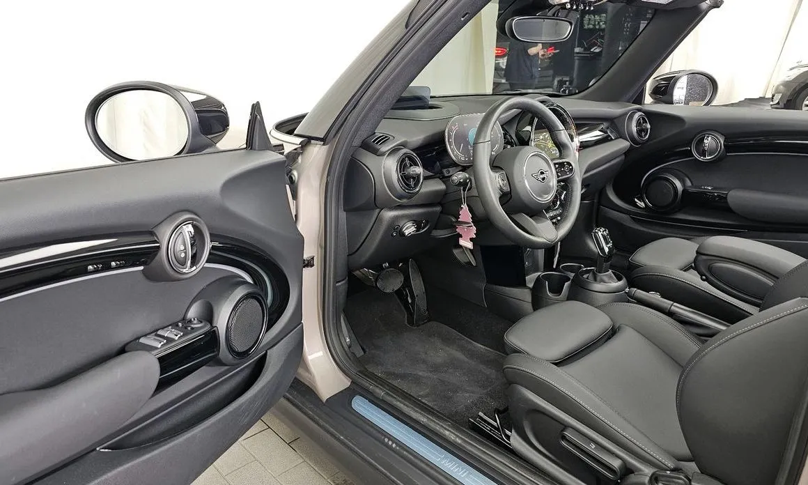 Mini Cooper Convertible 2024 из KR, фото 7