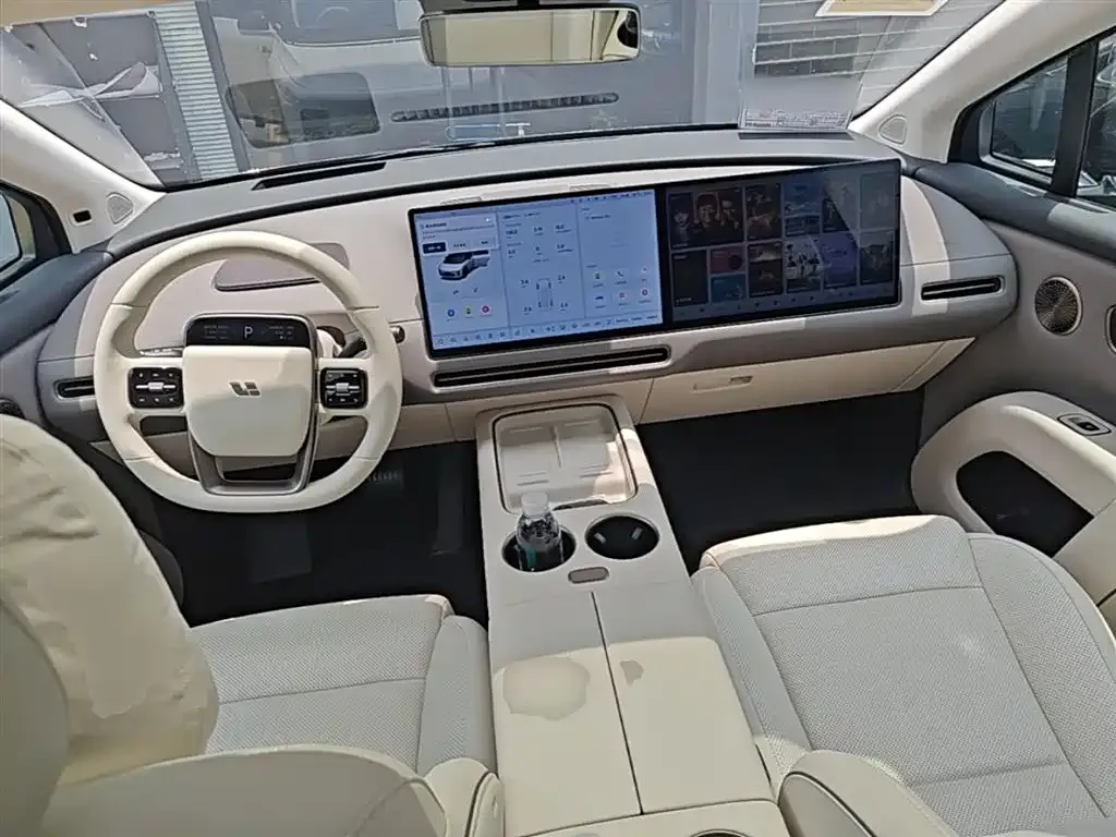 Li Auto i8 — фото 9