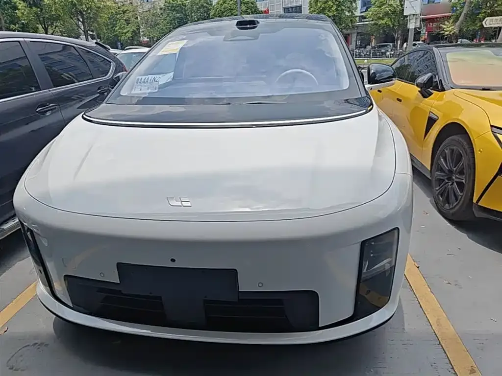 Li Auto i8 — фото 7