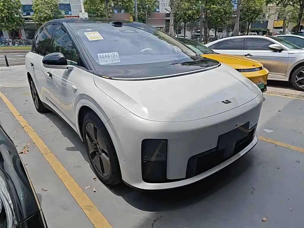 Li Auto i8 — фото 5