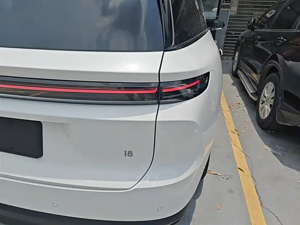 Li Auto i8 — фото 2