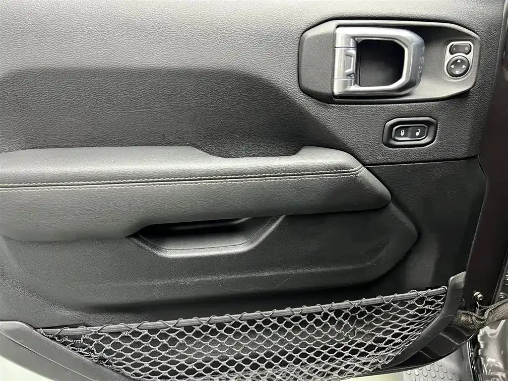 Jeep Wrangler — фото 10
