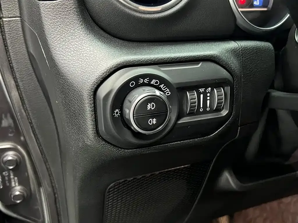Jeep Wrangler — фото 6