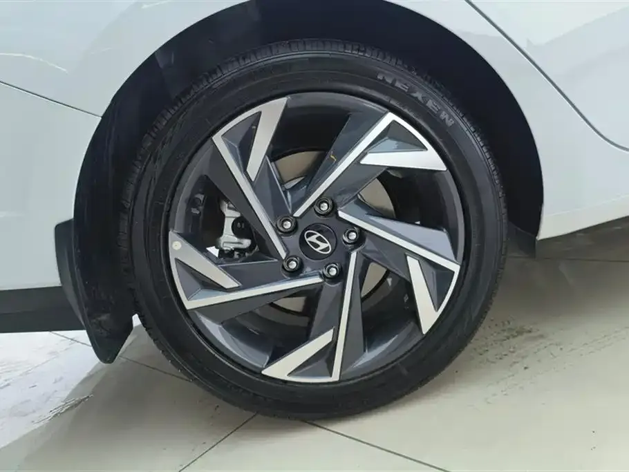 Hyundai Elantra — фото 4